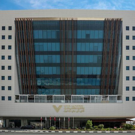 Vip Hotel Doha Qatar Exterior foto The image shows a modern office building that features a sleek design with a predominantly glass facade. The structure has multiple stories, and the glass windows are framed with decorative elements. The entrance is at the bottom, possibly featuring 