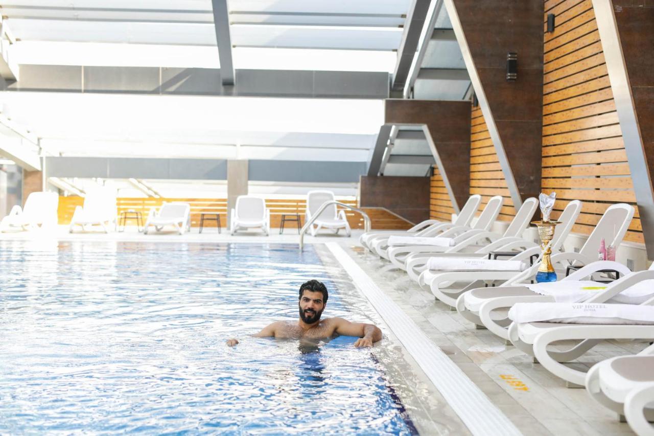 Vip Hotel Doha Qatar Exterior foto The rooftop pool at the hotel
