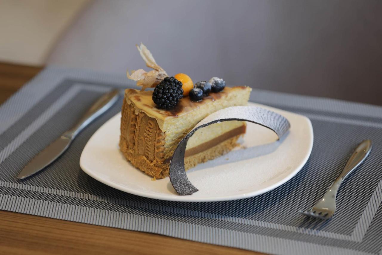 Vip Hotel Doha Qatar Exterior foto A cake