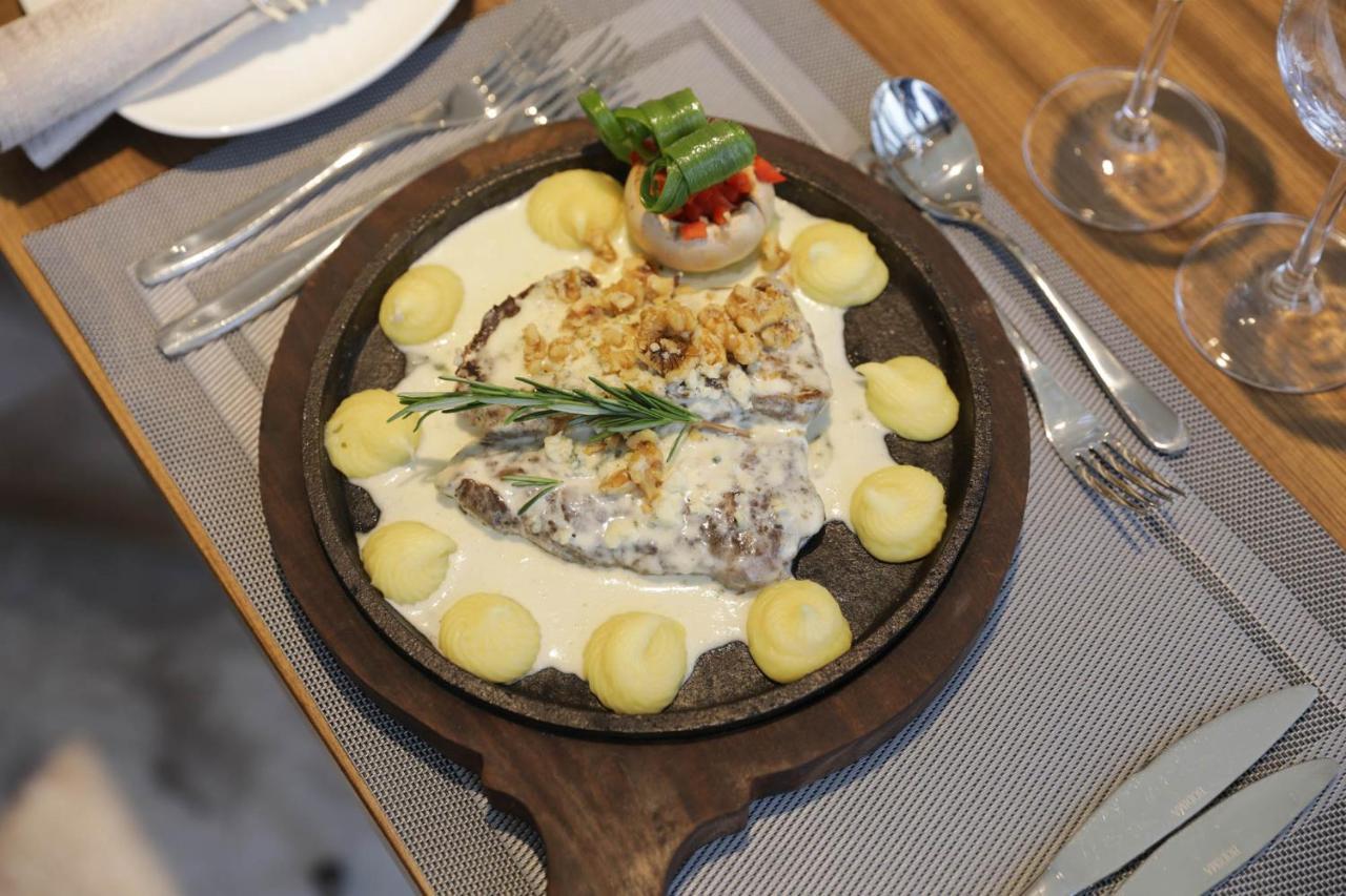 Vip Hotel Doha Qatar Exterior foto A steak prepared with a cream sauce