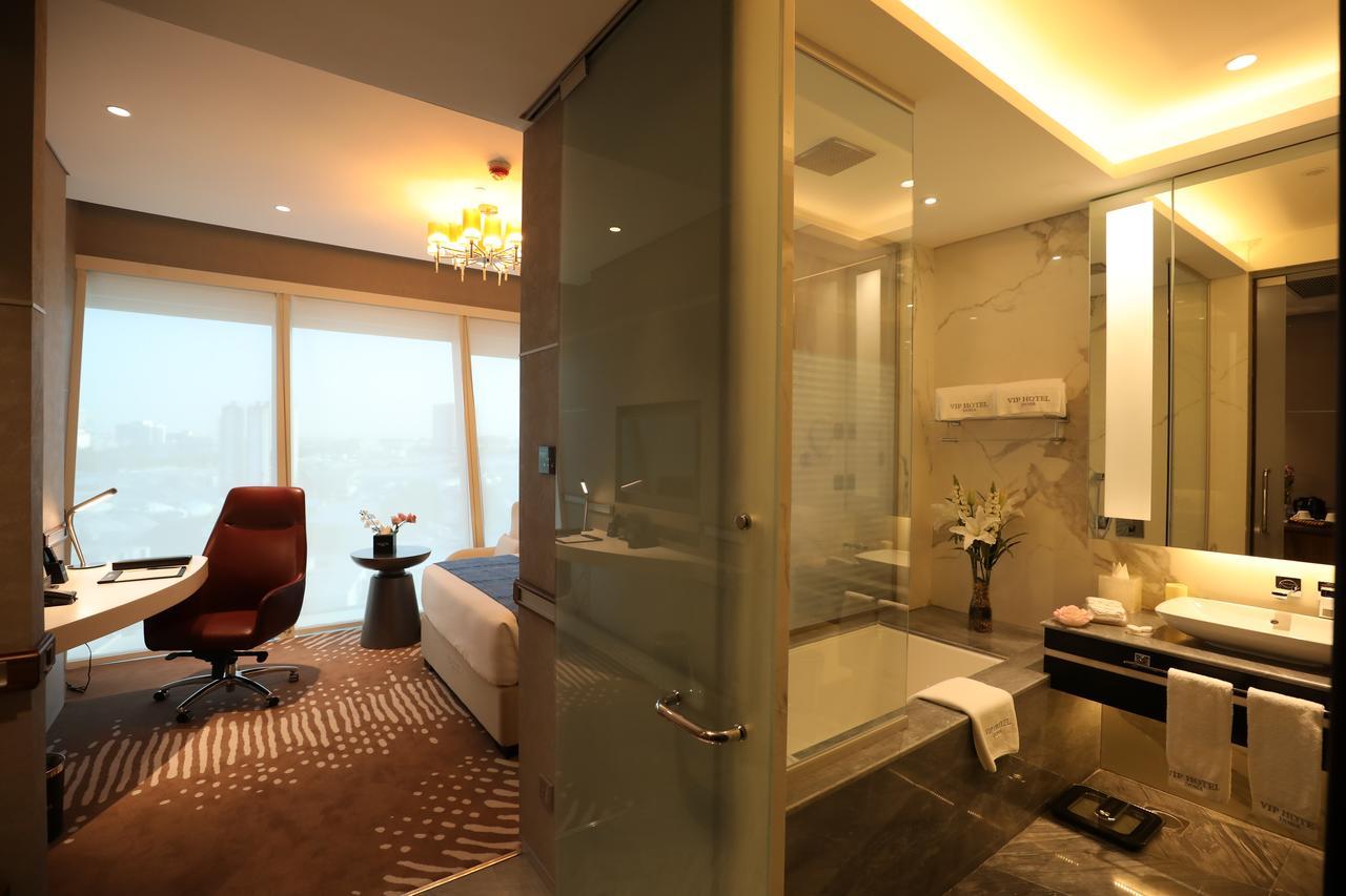 Vip Hotel Doha Qatar Exterior foto A suite at the hotel